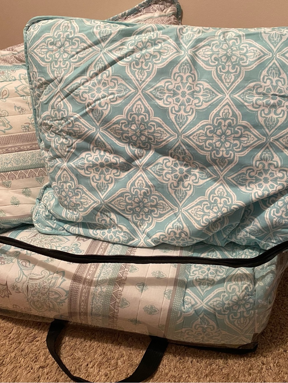 Queen Reversible comforter with 2 pillow shams